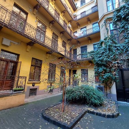 The Only Way Is Up! Apartment Budapest Luaran gambar