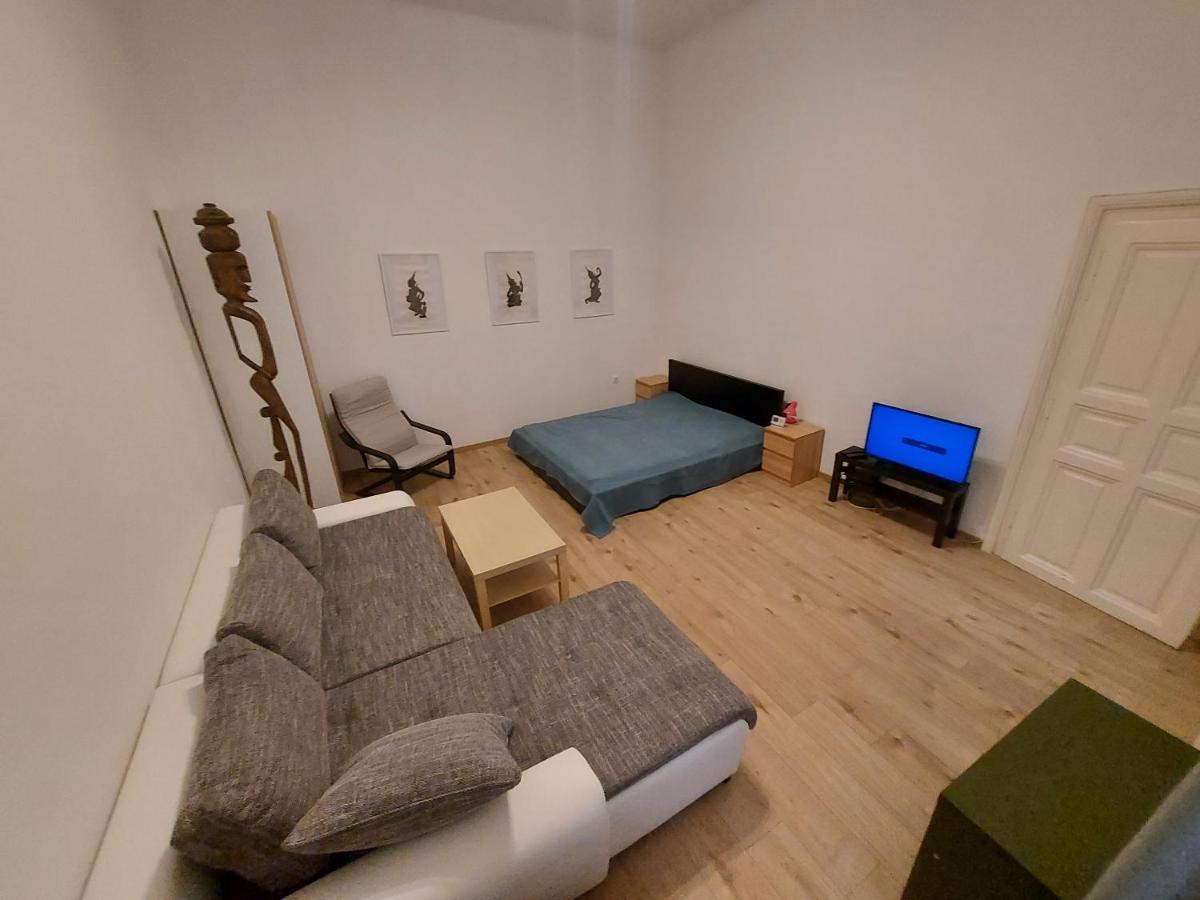 The Only Way Is Up! Apartment Budapest Luaran gambar