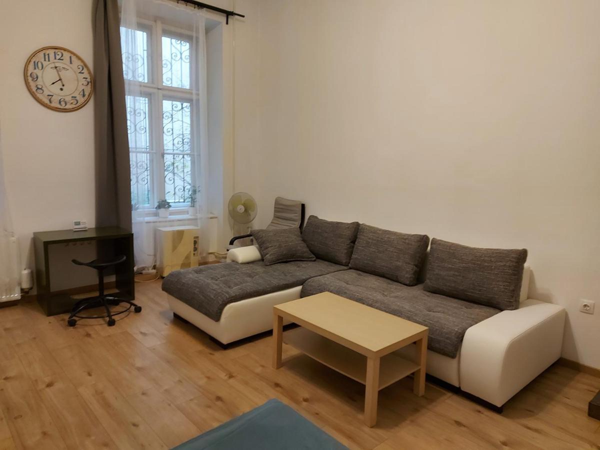 The Only Way Is Up! Apartment Budapest Luaran gambar
