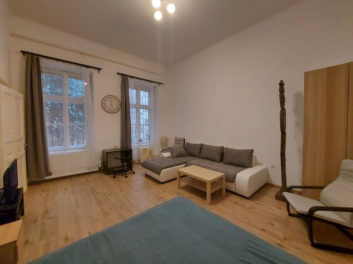 The Only Way Is Up! Apartment Budapest Luaran gambar